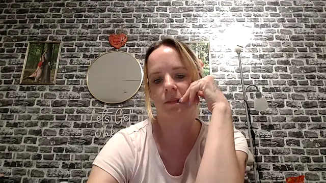 Snapshot of SexyMilf_37 chatting on 04/29/26, 08:48 SexyMilf 37 online show from 04/29/26, 08:48