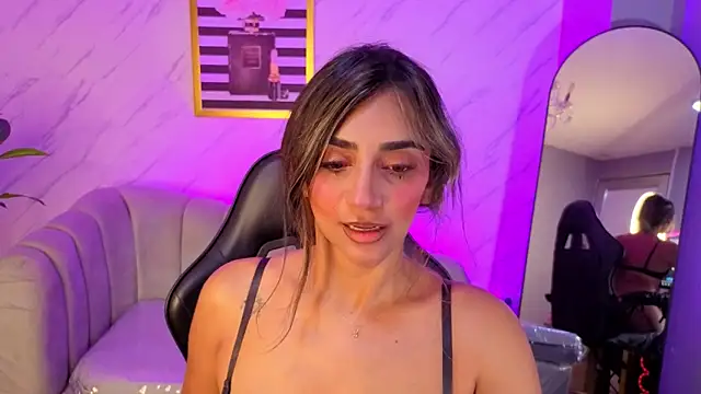 Snapshot of agatha_brooks_t chatting on 05/19/26, 12:33 agatha brooks t online show from 05/19/26, 12:33