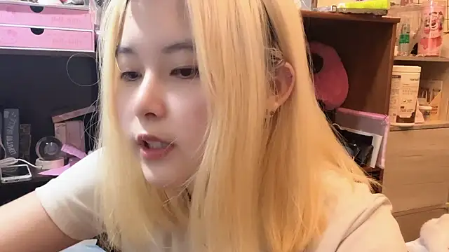 Snapshot of luna51888 chatting on 10/22/25, 12:38 luna51888 online show from 10/22/25, 12:38