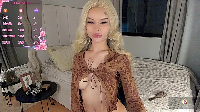 Snapshot of LUUVRRI_21 chatting on 04/05/26, 04:04 LUUVRRI 21 online show from 04/05/26, 04:04