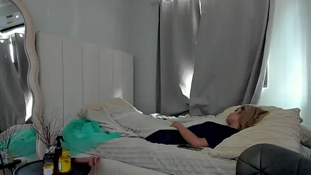 Snapshot of LUUVRRI_21 chatting on 04/21/26, 02:51 LUUVRRI 21 online show from 04/21/26, 02:51