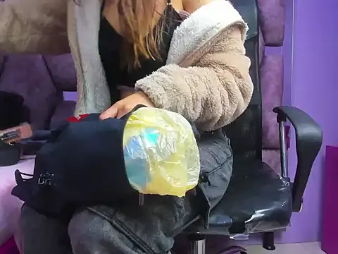 Snapshot of Emy_Latin chatting on 09/26/25, 11:58 Emy Latin online show from 09/26/25, 11:58