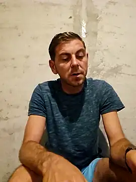 Snapshot of Alex-andru88 chatting on 10/28/25, 05:22 Alex-andru88 online show from 10/28/25, 05:22