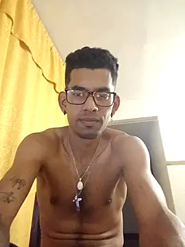 Snapshot of Negritohot2828 chatting on 04/16/26, 04:13 Negritohot2828 online show from 04/16/26, 04:13
