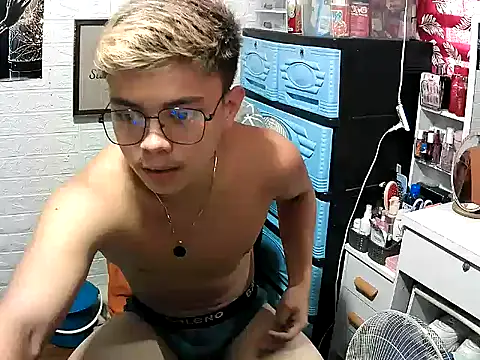 Snapshot of Pinoy_slutcummer69 chatting on 12/18/25, 07:14 Pinoy slutcummer69 online show from 12/18/25, 07:14