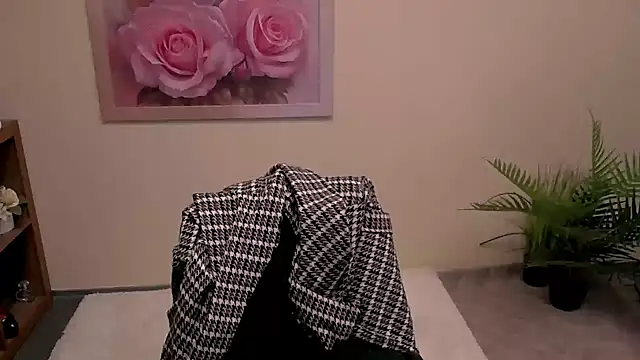 Snapshot of TwoBigSuns chatting on 04/20/26, 07:44 TwoBigSuns online show from 04/20/26, 07:44