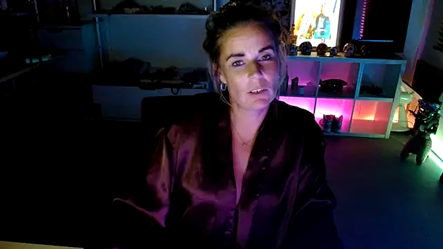 Snapshot of Mrs-Aurora chatting on 10/05/25, 01:48 Mrs-Aurora online show from 10/05/25, 01:48