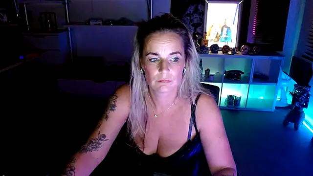 Snapshot of Mrs-Aurora chatting on 10/12/25, 06:29 Mrs-Aurora online show from 10/12/25, 06:29