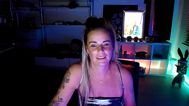 Snapshot of Mrs-Aurora chatting on 10/14/25, 08:31 Mrs-Aurora online show from 10/14/25, 08:31