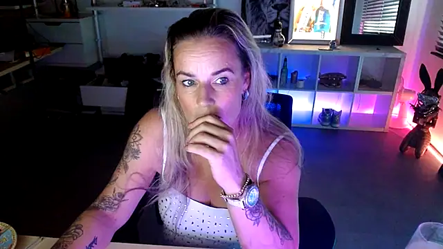 Snapshot of Mrs-Aurora chatting on 10/15/25, 12:49 Mrs-Aurora online show from 10/15/25, 12:49