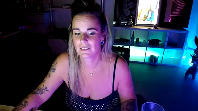 Snapshot of Mrs-Aurora chatting on 10/16/25, 09:16 Mrs-Aurora online show from 10/16/25, 09:16