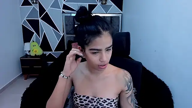 Snapshot of valeria-duarte chatting on 04/06/26, 01:56 valeria-duarte online show from 04/06/26, 01:56