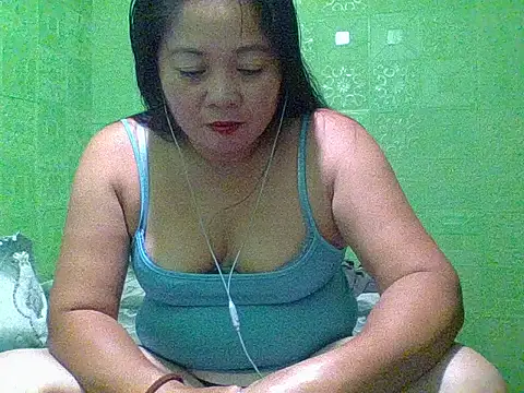 hottestmommm12345 online show from 10/15/25, 01:22