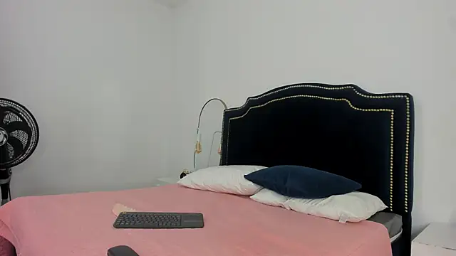 Snapshot of LiliCarterm chatting on 10/27/25, 08:13 LiliCarterm online show from 10/27/25, 08:13