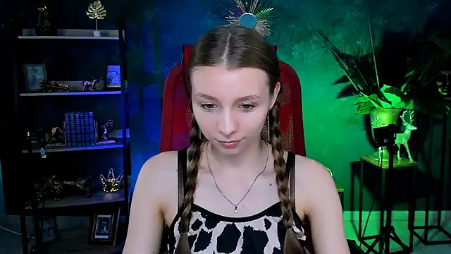Snapshot of JulieDaniel chatting on 06/12/26, 04:11 JulieDaniel online show from 06/12/26, 04:11