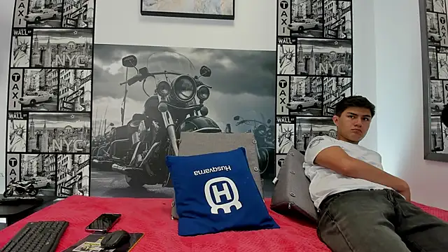 Snapshot of Light_Haze chatting on 10/27/25, 03:16 Light Haze online show from 10/27/25, 03:16