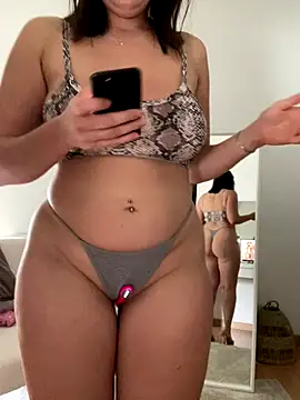 Snapshot of chloedlm5 chatting on 10/12/25, 10:47 chloedlm5 online show from 10/12/25, 10:47