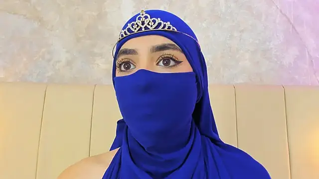 Snapshot of nayiraa_ chatting on 04/07/26, 11:43 nayiraa online show from 04/07/26, 11:43