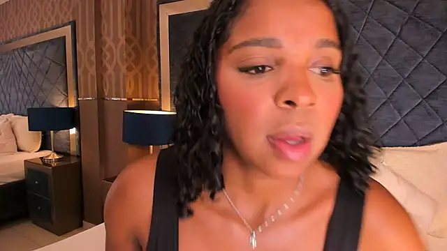 Snapshot of LisaMendez chatting on 06/26/26, 04:17 LisaMendez online show from 06/26/26, 04:17