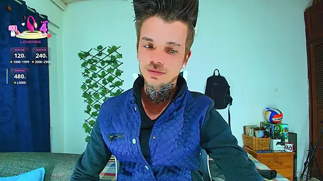 Snapshot of Gold_Loyal77 chatting on 10/07/25, 02:42 Gold Loyal77 online show from 10/07/25, 02:42