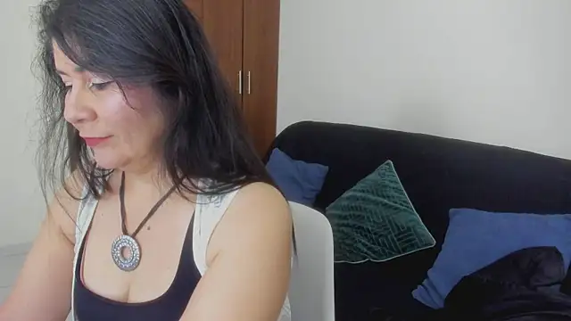 Snapshot of kiraGeiner chatting on 06/18/26, 01:06 kiraGeiner online show from 06/18/26, 01:06