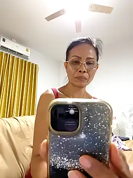 Snapshot of Mama_Eva_1 chatting on 04/22/26, 08:10 Mama Eva 1 online show from 04/22/26, 08:10