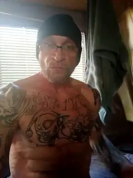 Snapshot of ShawnandDani7074 chatting on 12/16/25, 05:51 ShawnandDani7074 online show from 12/16/25, 05:51