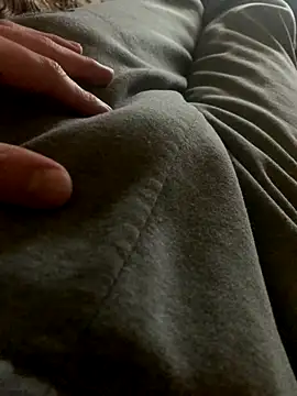 Snapshot of MuzzyFacing chatting on 11/28/25, 10:40 MuzzyFacing online show from 11/28/25, 10:40