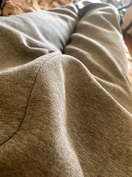 Snapshot of MuzzyFacing chatting on 04/08/26, 12:16 MuzzyFacing online show from 04/08/26, 12:16