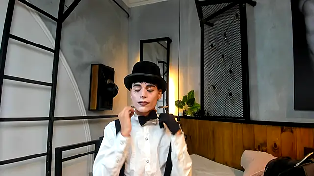 Snapshot of Dani_mc1 chatting on 10/31/25, 11:55 Dani mc1 online show from 10/31/25, 11:55