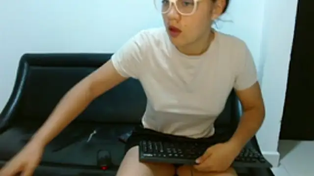 Arieeel 09 online show from 10/28/25, 11:18