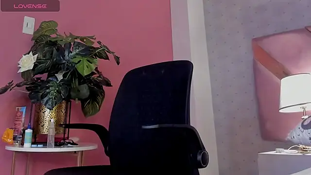 Snapshot of RoxyReign chatting on 09/28/25, 01:49 RoxyReign online show from 09/28/25, 01:49