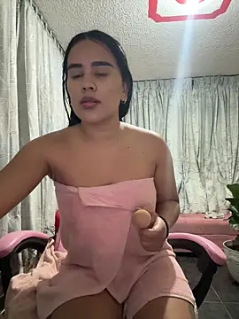 Snapshot of laure_torres chatting on 10/01/25, 11:00 laure torres online show from 10/01/25, 11:00