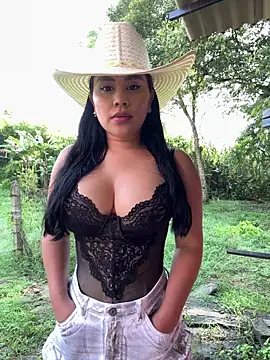 Snapshot of laure_torres chatting on 03/05/26, 01:40 laure torres online show from 03/05/26, 01:40