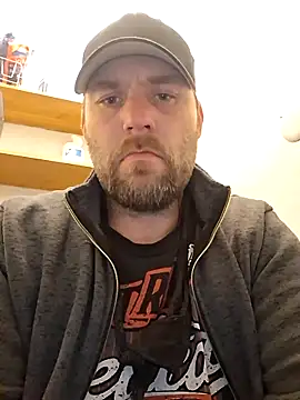 Snapshot of Bamse28 chatting on 04/11/26, 02:43 Bamse28 online show from 04/11/26, 02:43