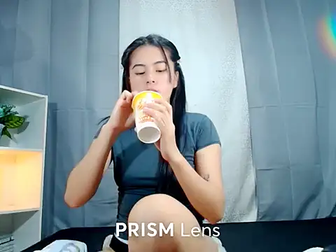 Snapshot of Urasian_ladybug chatting on 11/18/25, 04:28 Urasian ladybug online show from 11/18/25, 04:28