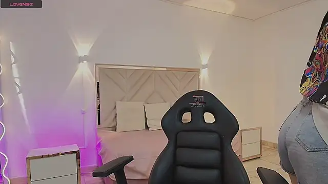 Snapshot of Violet_tay1 chatting on 10/19/25, 11:44 Violet tay1 online show from 10/19/25, 11:44