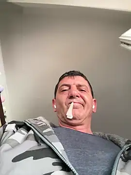 Snapshot of BULLBSX chatting on 04/15/26, 06:31 BULLBSX online show from 04/15/26, 06:31