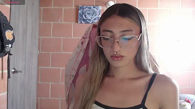 Snapshot of Andrea_camilaaa chatting on 09/21/25, 04:19 Andrea camilaaa online show from 09/21/25, 04:19