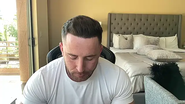 brettmycles28 online show from 09/26/25, 06:23