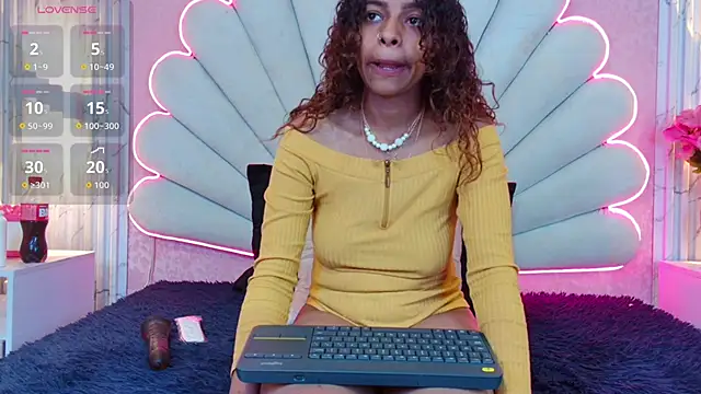 Snapshot of MisRoos chatting on 12/16/25, 04:12 MisRoos online show from 12/16/25, 04:12