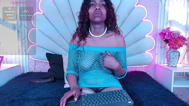 Snapshot of MisRoos chatting on 12/17/25, 02:34 MisRoos online show from 12/17/25, 02:34