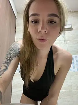 Snapshot of karla-thomsom10 chatting on 09/14/25, 01:05 karla-thomsom10 online show from 09/14/25, 01:05