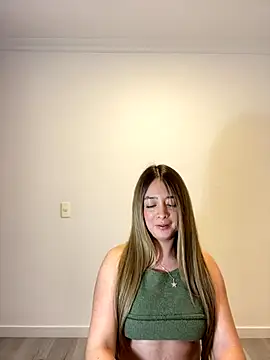 Snapshot of Zara_Ross chatting on 09/16/25, 03:57 Zara Ross online show from 09/16/25, 03:57