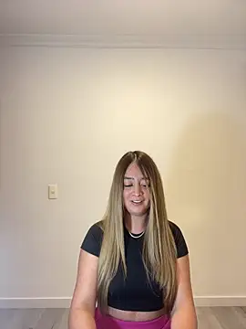 Snapshot of Zara_Ross chatting on 10/14/25, 12:33 Zara Ross online show from 10/14/25, 12:33