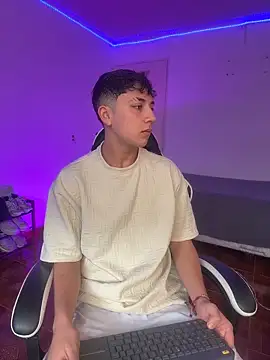 Snapshot of Casper___kyy chatting on 11/15/25, 06:59 Casper kyy online show from 11/15/25, 06:59