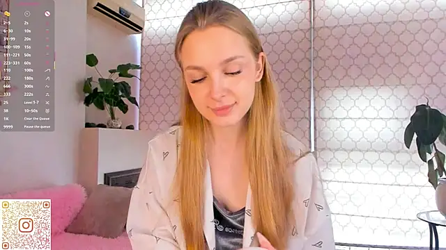 Snapshot of CindyGreen chatting on 10/09/25, 06:11 CindyGreen online show from 10/09/25, 06:11