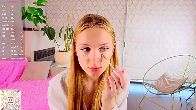 Snapshot of CindyGreen chatting on 10/10/25, 06:23 CindyGreen online show from 10/10/25, 06:23