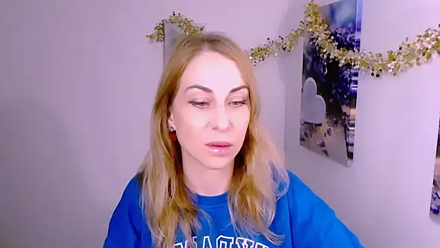 Snapshot of Create_your_own_sun chatting on 12/17/25, 01:50 Create your own sun online show from 12/17/25, 01:50