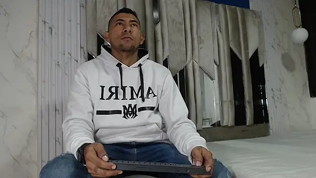 Snapshot of Morganandmegan chatting on 11/24/25, 11:10 Morganandmegan online show from 11/24/25, 11:10